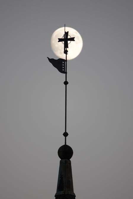 La luna en la cruz del campanario de la iglesia de Campdevànol.