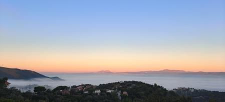 Amanecer de niebla en el Vallès.