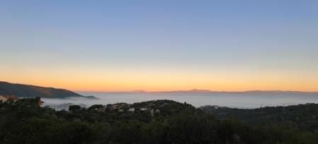 Amanecer de niebla en el Vallès.