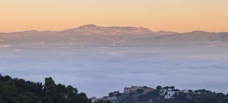 Amanecer de niebla en el Vallès.