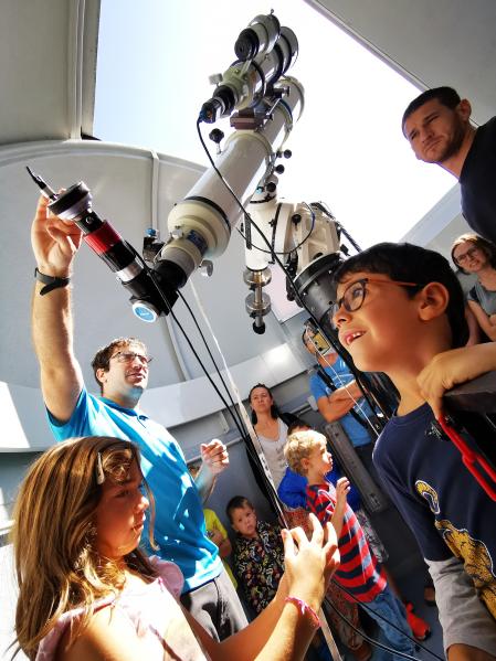 Niños mirando desde un telescopio en el Parc Astronòmic del Montsec, en Àger&nbsp;