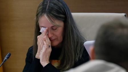La presidenta de la Asociación de Víctimas Mortales 29O, Rosa Álvarez, llora durante su comparecencia en el Congreso, donde tiene lugar este martes la primera sesión de la Comisión de Investigación&nbsp;