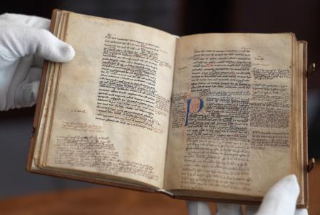 Manuscrito medieval con textos de Aristóteles 