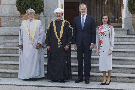 Los reyes de España y el sultán de Omán, Haitham Bin Tarik Al-Busaid y su hermano y viceprimer ministro,Shihan bin Tarik, este martes,&nbsp; en el Palacio de la Zarzuela