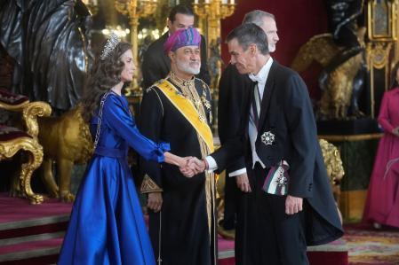 El presidente del Gobierno, Pedro Sánchez, saluda a la Reina Letizia en presencia del sultán de Omán, Haitham Bin Tariq este martes en el Palacio Real, en Madrid.&nbsp;