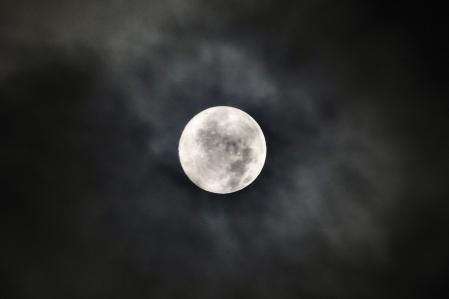 La superluna del Castor, entre nubes, vista desde Campdevànol.
