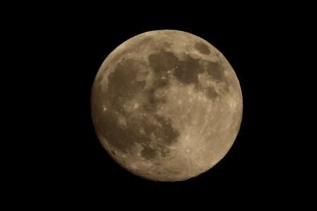 Detalle de la superluna del Castor vista desde Palafrugell.