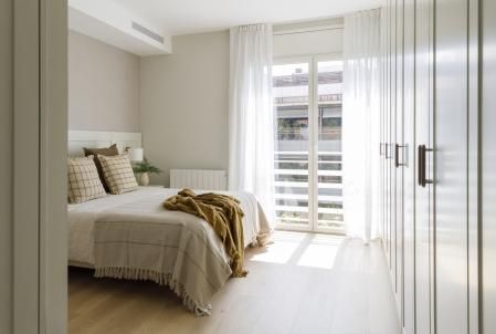 Dormitorio principal del piso pequeño reformado por Pia Capdevila Interiorismo.&nbsp;