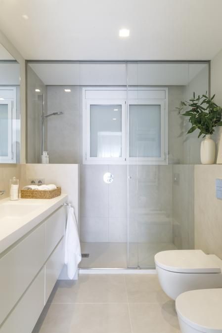 Baño principal del piso pequeño reformado por Pia Capdevila Interiorismo