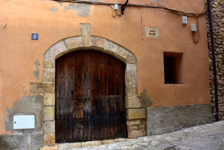 Portal de una casa en la calle mayor.