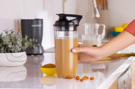 Cualquier batidora nutribullet es una herramienta que se adapta al día a día y las tapas para llevar permiten transformar los vasos en portátiles