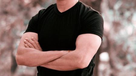 Cambiar el brazo que cruzamos por encima es un hábito difícil de llevar a cabo