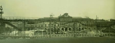 El Saturno Parka la vora de l’antic Arsenal, jaMuseu Municipal d’Art, i futurParlament