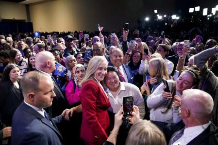 Abigail Spanberger, que logró el vuelco en Virginia, con seguidores en la noche electoral en Richmond