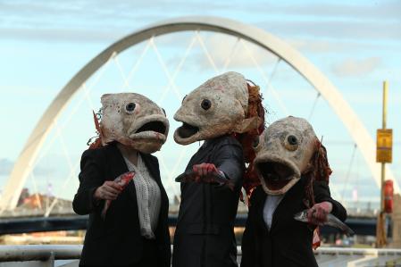 Activistas ambientales protestan antes de la Conferencia de las Naciones Unidas sobre el Cambio Climático en Glasgow, en noviembre de 2021