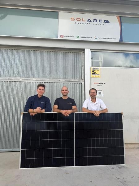 En su primer año, fueron los propios socios quienes se encargaron de realizar las instalaciones de paneles solares