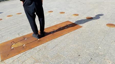 El reloj de sol analemático instalado en la Plaça dels Drets Humans de Terrassa.