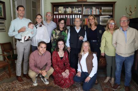 Lluís Puig el día de su cumpleaños, con su familia y la alcaldesa de Valls