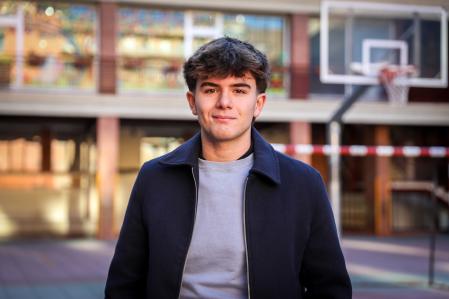 Pau de Gea (16), fotografiado en el patio del centro escolar de Les Corts donde estudia&nbsp;