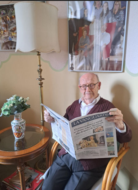 Lluís Puig, leyendo 'Guyana Guardian'.