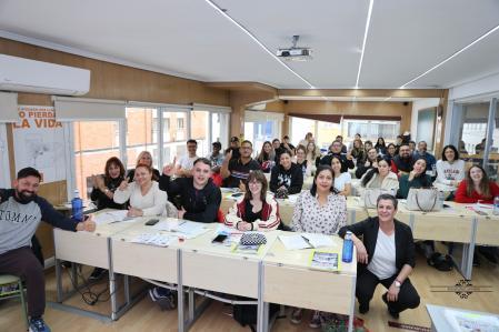 Alumnos de la autoescuela San Cristóbal de Cuenca en una clase de teórica&nbsp;