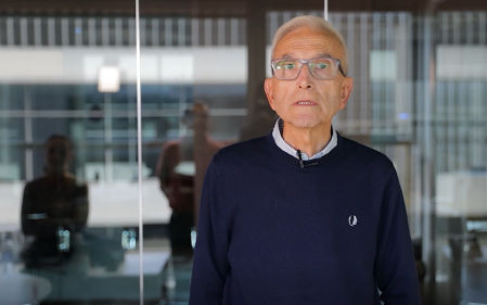 Manel Serra, presentando el FotoDocs del festival Lluèrnia.