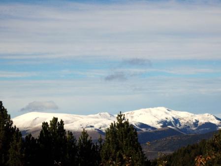 El paisaje blanco del Pirineo visto desde el Collet de les Barraques.