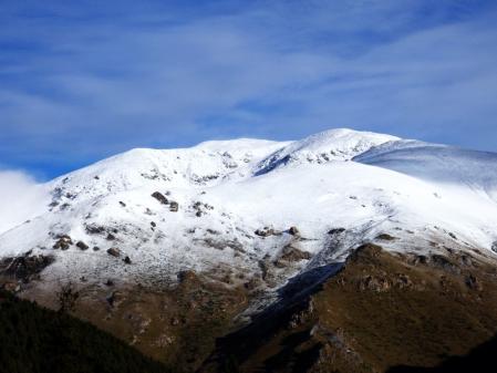 El paisaje blanco del Pirineo visto desde el Collet de les Barraques.