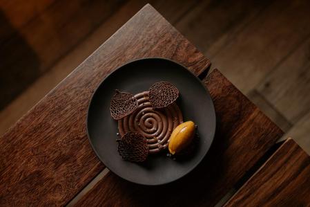 Postre con chocolate y lúcuma.