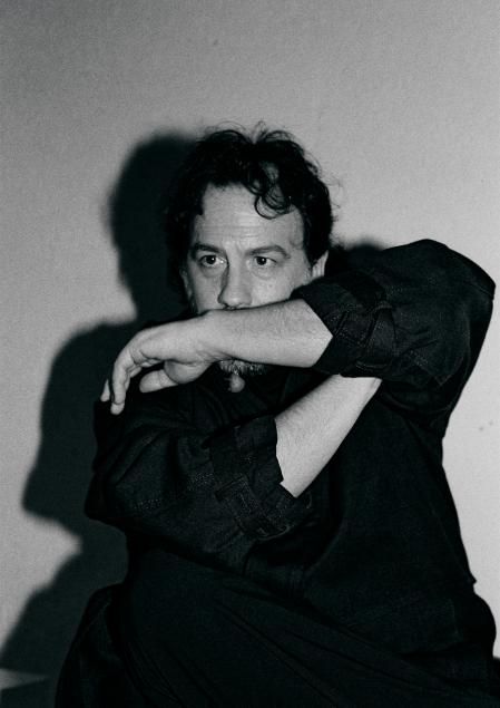 El director de cine Isaki Lacuesta ha firmado junto a Elena Molina 'Flores para Antonio' su último trabajo tras la premiada 'Segundo Premio'