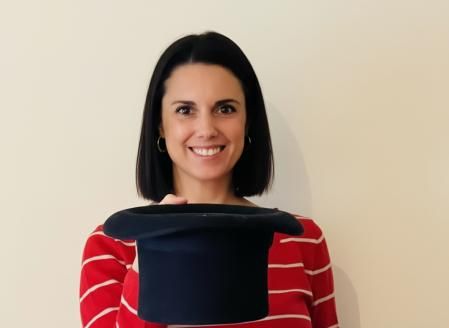 Clara no llegó al mundo del contenido por casualidad, sino que creció entre culturas y desde pequeña aprendió a comunicarse con empatía y a adaptar su forma de expresarse a personas muy distintas