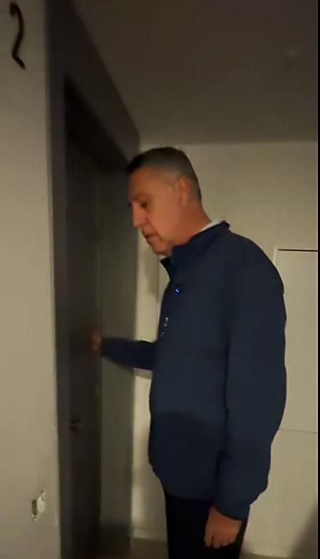 El alcalde de Badalona, negociando con los ocupas .