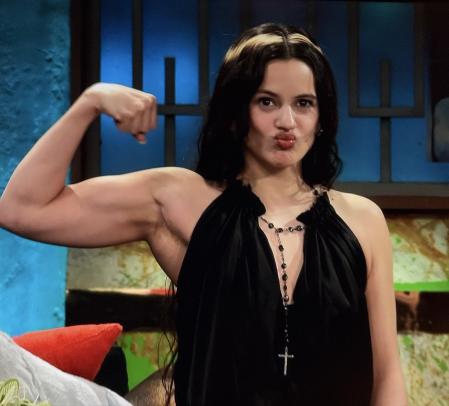 Rosalía muestra sus músculos en 'La Revuelta'