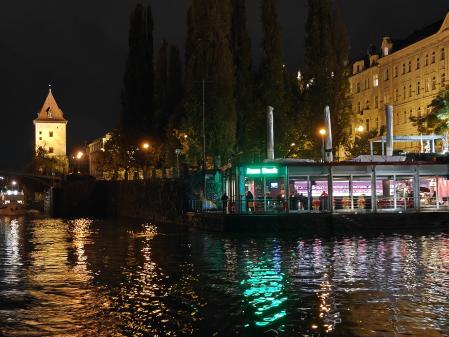 Imagen nocturna de Praga, tomada con el OnePlus 15.