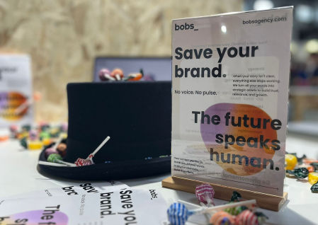 “The future speaks human” es el lema de bobs, la agencia especializada en hacer que cada palabra cuente