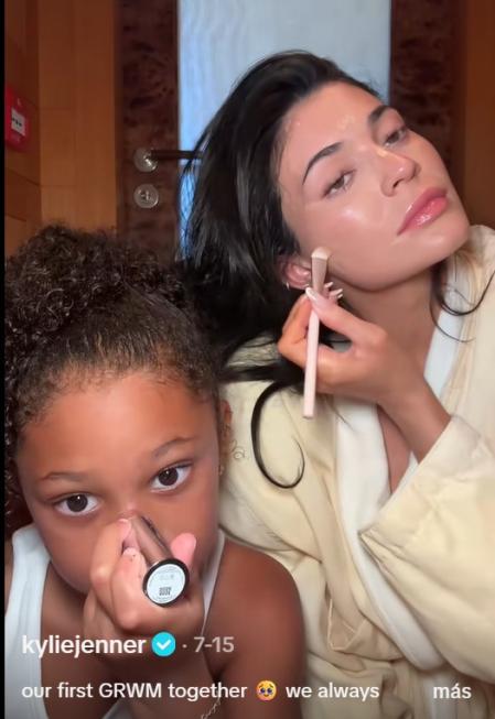 Kylie Jenner se maquilla junto a su hija Stormi, de 7 años