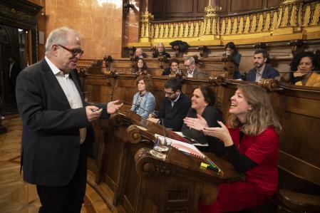 Pleno del ayuntamiento de octubre.,Jordi Valls y Janet Sanz se saludan antes de empezar&nbsp;