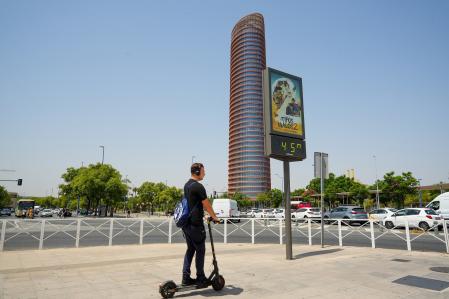 Un termómetro marcando 45 grados junto a Torre Sevilla, el pasado 11 de agosto