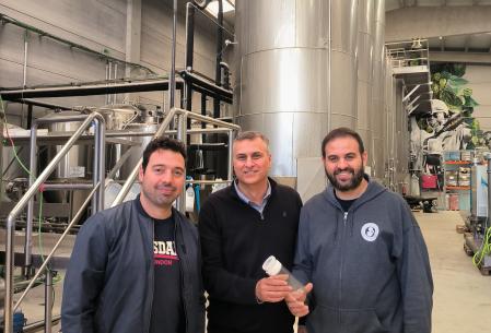 Óscar Sisniega, de ENVASO, junto a Miquel Simón y Jordi Pifarré, en las instalaciones de Click&amp;Brew, donde se preparan las primeras pruebas de embotellado del envase reutilizable