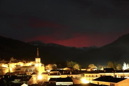 Aurora boreal en el Pirineo oriental vista desde Campdevànol.