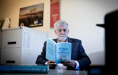 Morgado, en su despacho de la universidad con un ejemplar de su último libro en la mano 