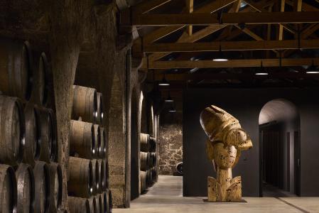 Una escultura de Manolo Valdes en la bodega centenaria