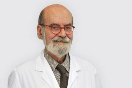 A sus 80 años, el doctor Ros continúa investigando. 