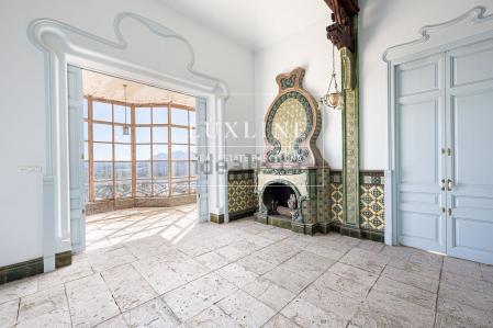 Salón con chimenea original en La Morera, inmueble en Manresa