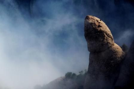Las agujas de Montserrat entre la niebla.