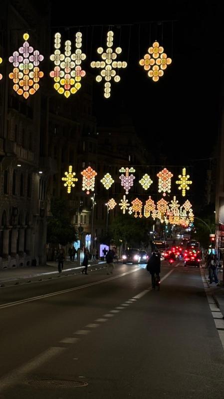 Otra imagen de la decoración de Via Laietana, con un punto muy local