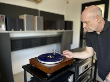 Audiohifi es la trayectoria personal de una afición convertida en proyecto y de una manera distinta de entender la venta de equipos de audio: desde la escucha, la cercanía y el conocimiento técnico