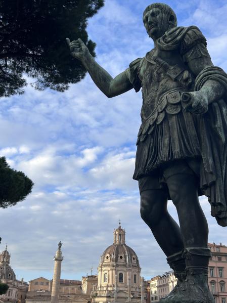 Estatua de bronce del Emperador César en los Foros Imperiales de Roma.