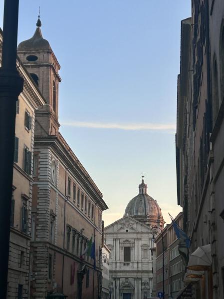 La basílica de Sant'Andrea della Valle asoma al final de la calle, en Roma.