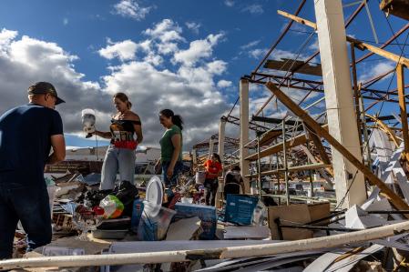 Daños causados por un violento tornado días atrás en Brasil 